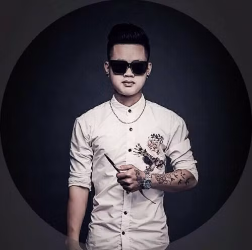 Ngoài những tác phẩm gây sốt, cộng đồng mạng Việt đang rất mong chờ kiểu đầu mới nhất dựa theo bộ phim "Fast and Furious 8" mà anh chàng thợ cắt tóc có 6 năm kinh nghiệm này trước đó hứa hẹn sẽ cho "ra lò". Ảnh: FBNV.