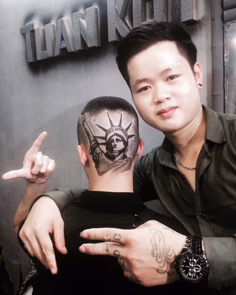 Và đây cũng không phải là lần đầu tiên Trương Xuân Tuấn nhận được nhiều sự quan tâm nhờ những tác phẩm sáng tạo trên tóc của mình.