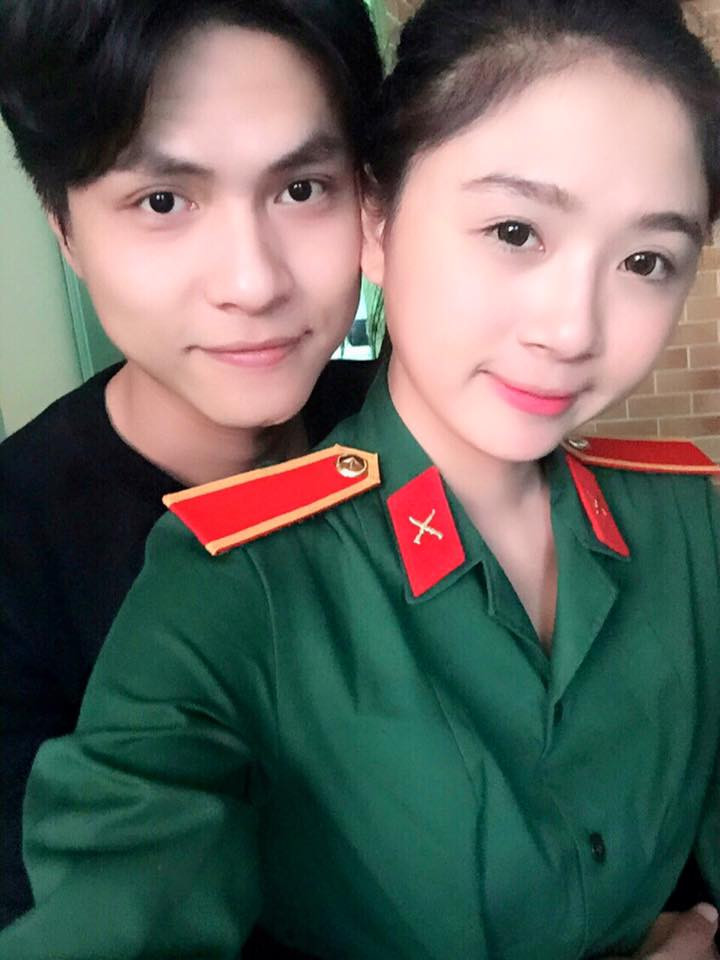 Trong clip, chàng trai vừa xúc cơm cho bạn gái ăn vừa quát yêu: ""Nuốt đi, đừng có ngậm, ngậm tát cho phát. Nuốt chưa, há mồm không gọi ông ba bị đấy. Ông ba bị ơi, bạn Ngọc Anh không ăn cơm này. Nuốt đi không lại gọi chú công an, chú công an ơi... Việc của cô là há mồm, việc của tôi là gọi chú công an, ông ba bị không ăn thua, phải gọi chú công an phường...". Ảnh: FBNV.