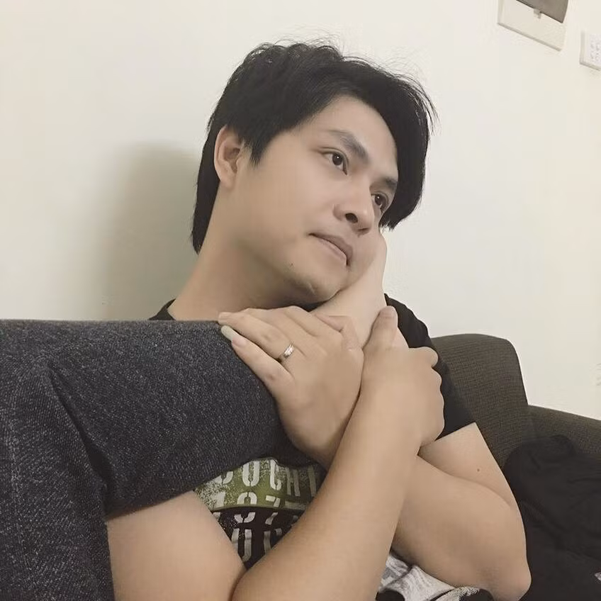 Tô Tấn Dũng được bạn gái nhận xét là ở nhà thì vui vẻ, đùa nghịch, nhưng khi ra ngoài thì lại rất ít nói và lạnh lùng. Mối tình đẹp của họ đã kéo dài được hai năm.