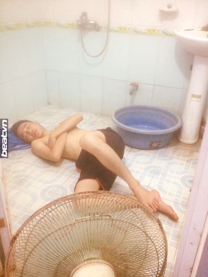 Dù nơi đây hơi bốc mùi nhưng dẫu sao nó vẫn mang lại cho khổ chủ một giấc ngủ mát lành giữa cái nắng hè oi bức.