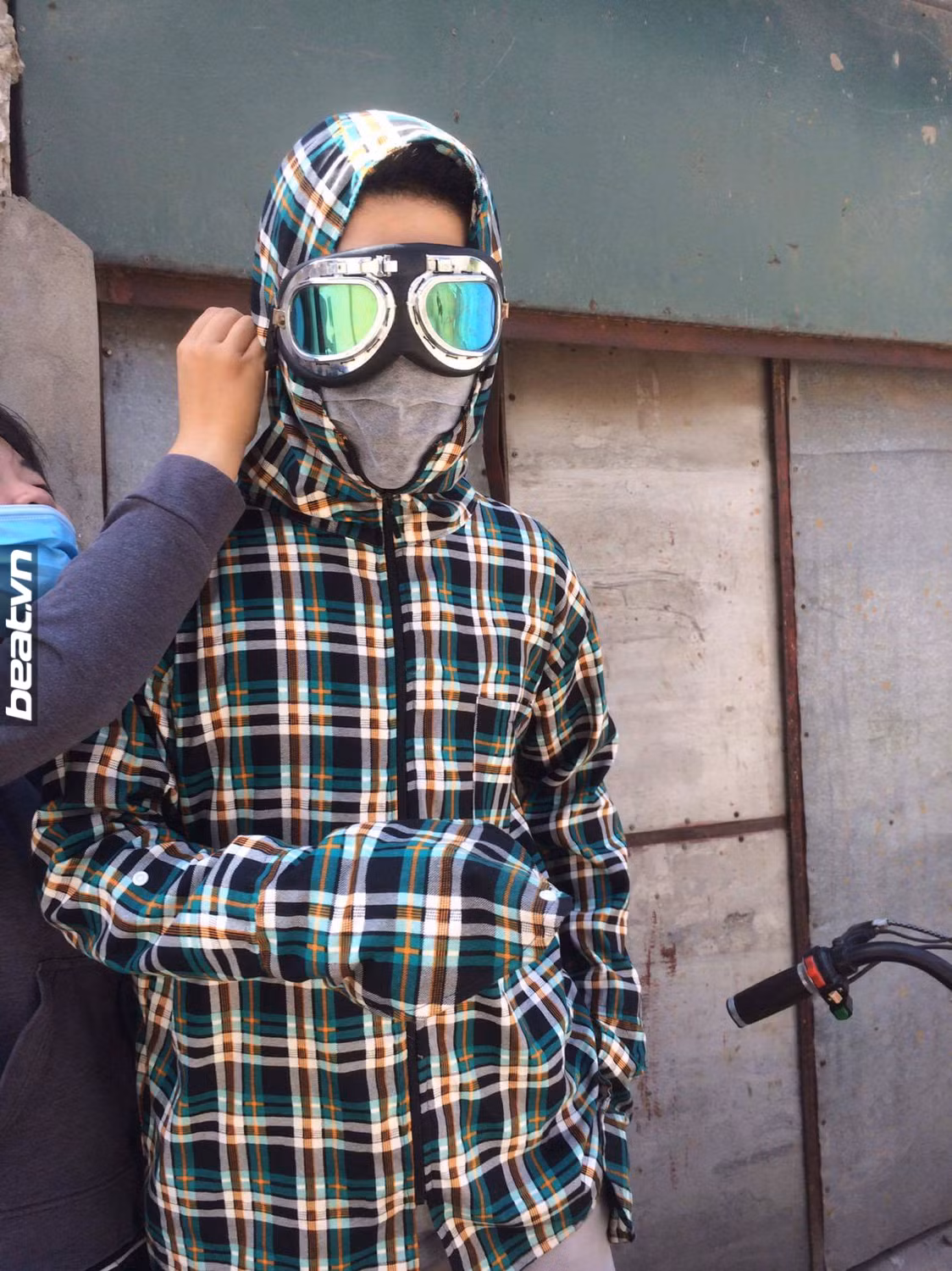 Ngụy trang chống nóng khi ra đường.