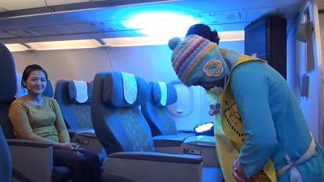 Cũng trong chương trình, mẹ của Khánh Linh là chị Nguyễn Thị Hiền (SN 1986) vào vai một hành khách để được phục vụ bởi cô con gái là tiếp viên hàng không. Giọng nói run rẩy cùng cử chỉ đáng yêu của Khánh Linh khiến cho chị Hiền không kìm được nước mắt.