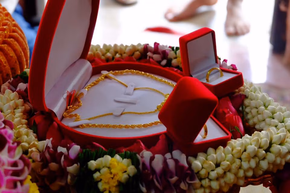 ... chỉ có thiếu vắng chú rể.