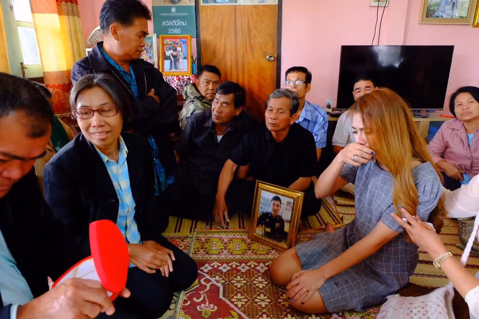 Cô gái Thái Lan xinh đẹp khóc suốt buổi lễ đính hôn đặc biệt bên di ảnh bạn trai.