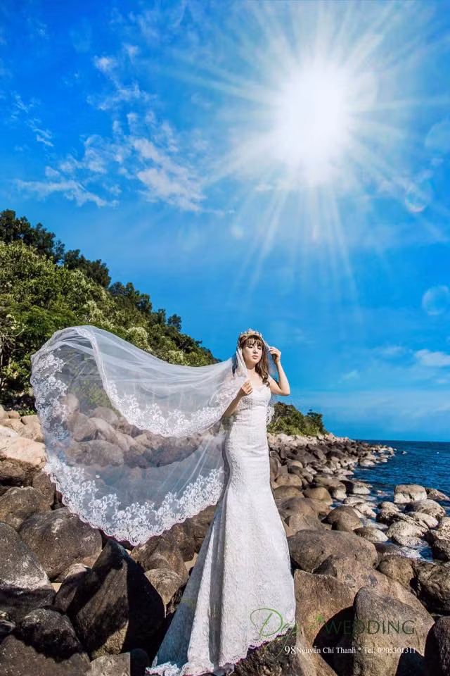 Bà mẹ đơn thân ở Đăk Nông đang dần rũ bỏ danh xưng "Thị Nở tái sinh" từng bị nhiều người đặt cho để hóa thân thành một cô dâu đơn thân xinh lung linh. Bộ ảnh sau khi được Kim Phượng chia sẻ cũng nhận được nhiều phản hồi tích cực của người xem.