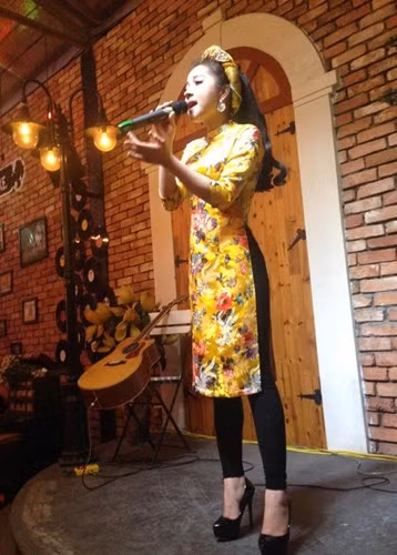 Ngoài học tập, Ánh vẫn thường xuyên đi biểu diễn ở các tỉnh. Giọng hát mượt mà cùng việc tích cực tham gia các phong trào, cuộc thi đã giúp Ngọc Ánh nhận được nhiều giấy khen, giấy chứng nhận từ nhiều cơ quan, đoàn thể.