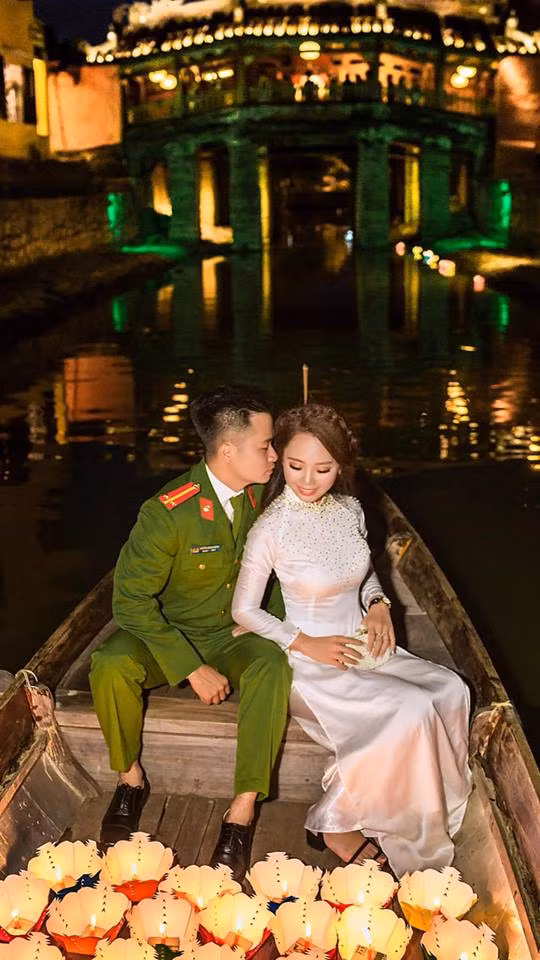 Có lẽ cặp đôi này đều không ngờ cái ngày mà Khả Dung bị chàng công an Mạnh Cường tuýt còi vì vi phạm giao thông lại là ngày se duyên cho đôi vợ chồng trẻ tương lai.