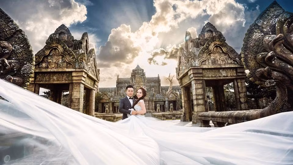 Sau 3 năm từ cái ngày lần đầu gặp nhau và trở thành bạn bè, cuối cùng cả hai cũng đã quyết định tiến tới một mối quan hệ nghiêm túc hơn đó là trở thành người yêu của nhau và sau đó là quyết định làm đám cưới.