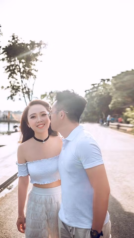 Những lời "mật ngọt" và khoảnh khắc tình cảm mà cặp đôi này dành cho nhau trên trang Facebook cá nhân khiến cho bao nhiêu người phải ngưỡng mộ và thầm ghen tỵ.