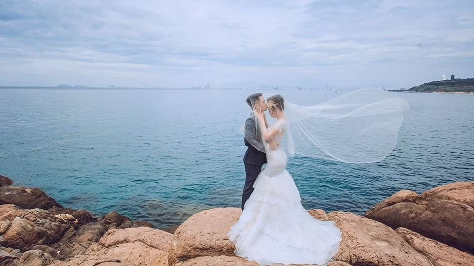 "Gặp em là định mệnh, trở thành bạn của em là một lựa chọn, nhưng yêu em và lấy em là chuyện ngoài tầm kiểm soát của anh", chàng công an Mạnh Cường nhớ lại cái ngày định mệnh đó khi bày tỏ cảm xúc với người vợ tương lai.