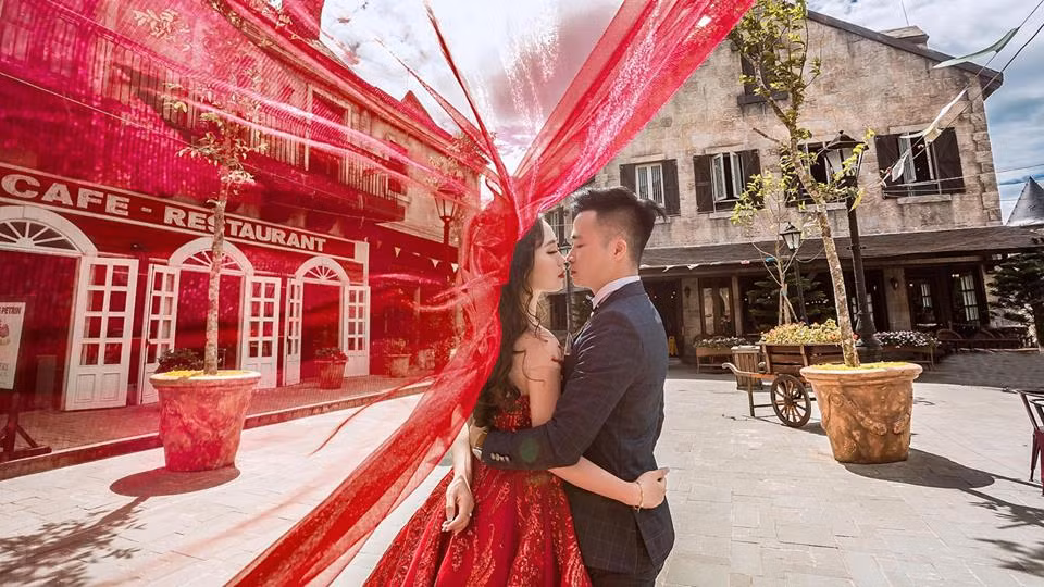 Khoảnh khắc tình cờ ấy khiến cặp đôi trở thành hai người bạn thân thiết sau những lần nói chuyện rất hợp nhau.