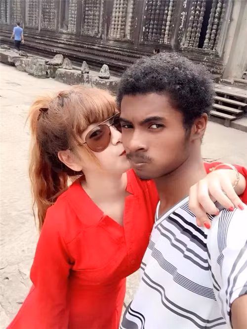 Trước những bình luận trái chiều đó, cặp đôi "chồng xấu - vợ xinh" này vẫn liên tục đăng tải những tấm hình thể hiện tình cảm, sự thân thiết trên trang Facebook cá nhân để chứng minh tình yêu của họ. Được biết, cô gái xinh đẹp còn rất trẻ, sử dụng trang cá nhân tên Lucy.L, còn chàng trai có nickname Pen.V (được cho là người Campuchia).