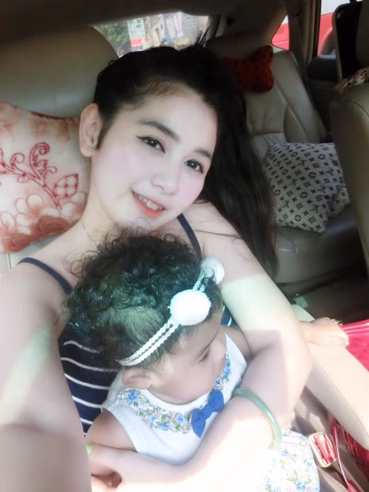 "Công chúa nhỏ" của cặp đôi này cũng sở hữu nét đẹp của mẹ với đô mắt to tròn, mái tóc xoăn giống bố cực dễ thương.