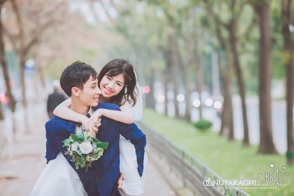 Nhưng như người ta đã nói, ông trời không cho ai tất cả, cũng không lấy của ai tất cả. Và cách đây hai năm, cái ngày định mệnh cũng đã đến với Mỹ Linh khi cô quen bạn trai tên Đào Ngọc Hạnh (SN 1994, quê Phú Thọ) - người mà đã cùng cô vượt qua bao nhiêu sóng gió để đi đến bến bờ của hạnh phúc.