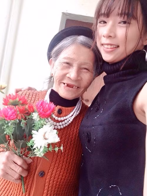 "21 năm qua, một mình ngoại chăm em từng miếng cơm manh áo; một mình ngoại cố gắng vượt qua tất cả không để em thiệt thòi so với bạn bè. Có lẽ do bà không được học nhiều nên không răn dạy em được những lời như người ta vẫn nhắc nhở, bà chỉ mong em học hành đến nơi đến chốn để sau này đỡ khổ. Thay vào đó, những cử chỉ, lời nói, cách sống, đối nhân xử thế, lòng nhân hậu và yêu thương mọi người của bà là điều em học được mà bà không cần phải nói ra", Nguyễn Thị Phượng tự hào kể về người bà đáng kính của mình.