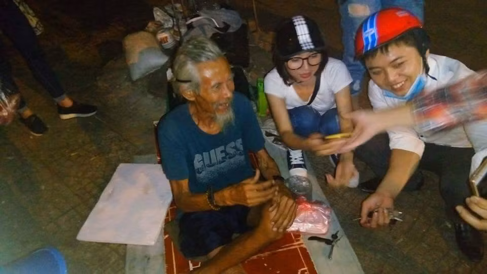 Bên cạnh những thành tích có được, Nguyễn Thị Phượng hiện còn là chủ nhiệm của một nhóm từ thiện có tên Từ Thiện Tại Tâm. Mục đích thôi thúc cô gái trẻ thành lập nhóm là vì khi nhìn thấy những mảnh đời cơ nhỡ, Phượng không thể cầm lòng được. Mặc dù gặp thiệt thòi nhưng cô gái trẻ lại luôn cảm thấy mình đã may mắn, may mắn hơn họ rất nhiều.