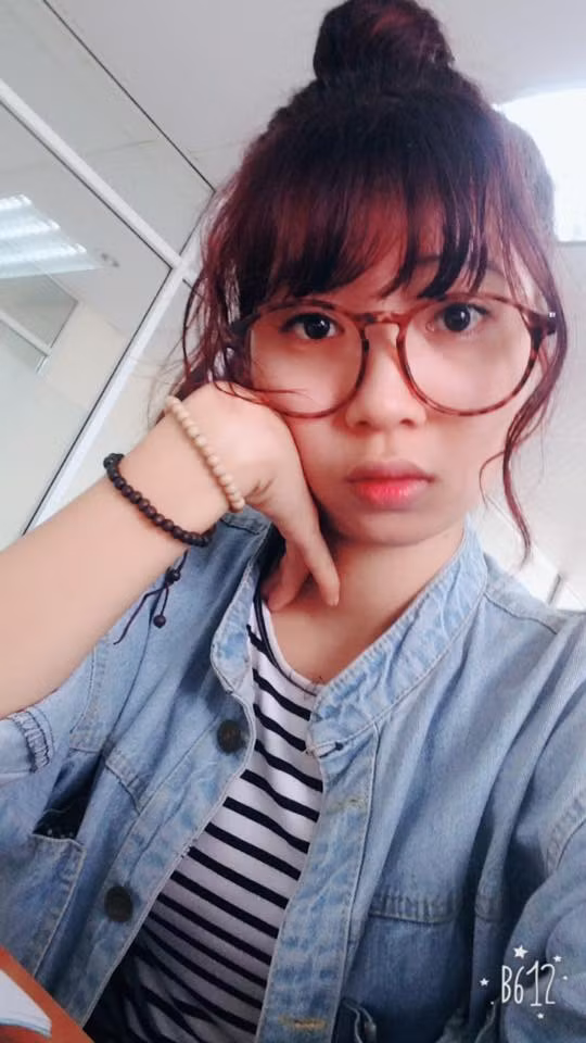 Ngoài bà ngoại nay gần 80 tuổi, khi nhắc đến người mẹ đã mất của mình, cô gái Bắc Ninh cho biết: "Mẹ em không được minh mẫn như bao người mẹ khác nhưng tình mẫu tử thì không khác chút nào cả. Cả bà và mẹ thương em từ những điều nhỏ nhất. Anh chị, bạn bè luôn yêu quý, quan tâm và là nguồn động viên tinh thần để em có thể vượt qua tất cả".