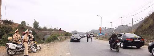 Theo quan niệm dân gian tại một số tỉnh miền Bắc, trao hoa cưới cho nhau là để cầu may và chúc cho duyên vợ chồng bền chặt. Ảnh: Hai chú rể xuống xe đứng giữa đường đổi hoa cưới ở Sơn La từng gây xôn xao.