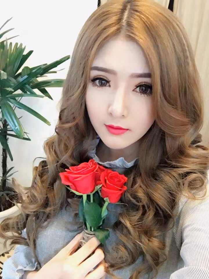 Lilly Luta còn được cư dân mạng đặt cho biệt danh "hot girl búp bê".