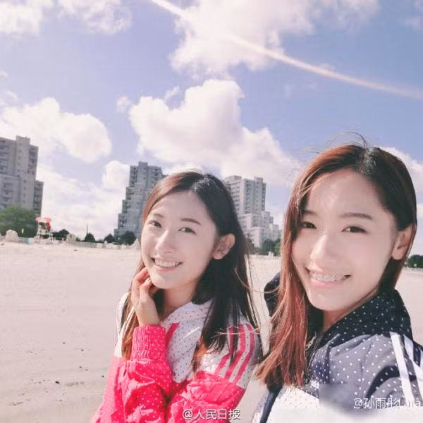 Tuy vậy, những hình ảnh của hai chị em song sinh nổi tiếng Trung Quốc vẫn nhận được rất nhiều sự quan tâm của cộng đồng mạng và truyền thông nước này. Ảnh: Weibo.