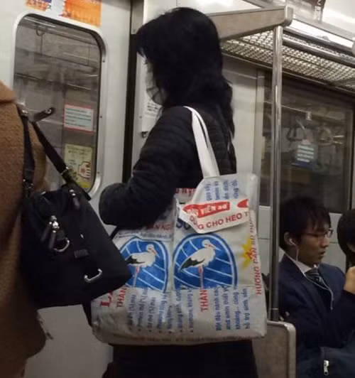 Túi xách bao bì "cám con còn" bền, tiện dụng và thân thiện với môi trường.