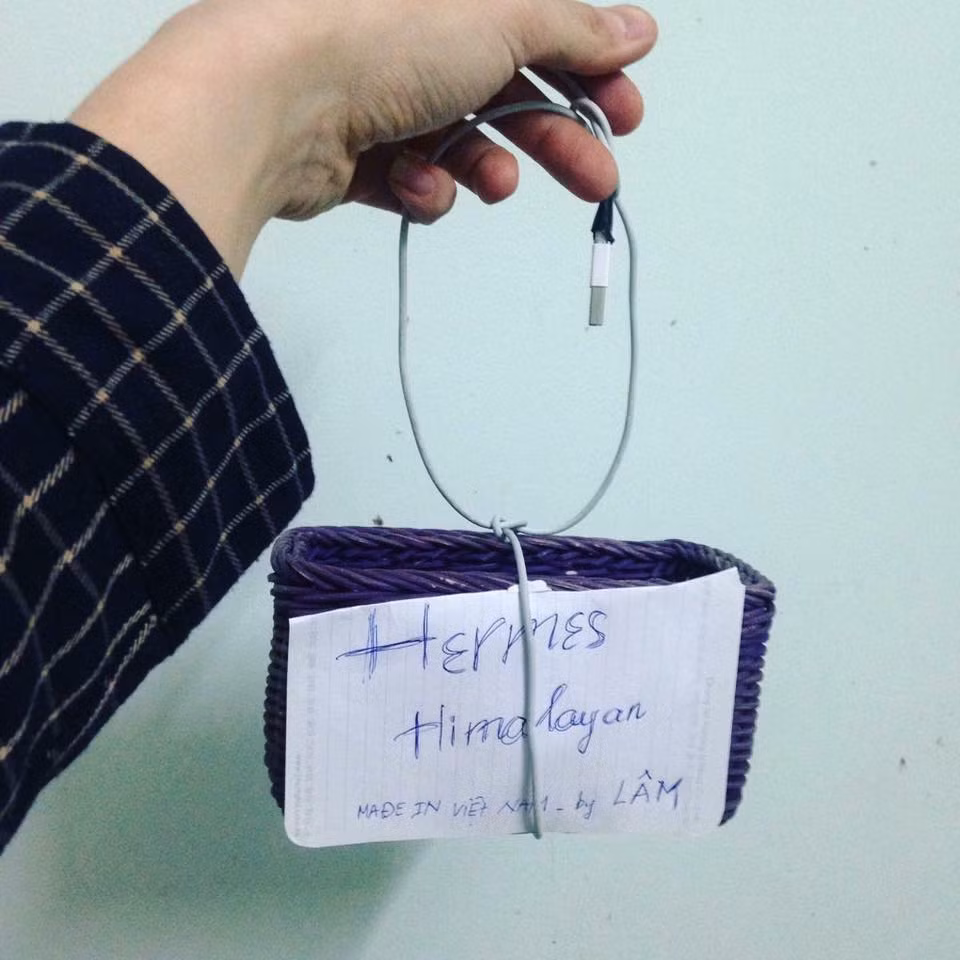 Chiếc túi Hermes Birkin da cá sấu bạch tạng được Ngọc Trinh khẳng định là hàng thật được cô trực tiếp mua tại Mỹ. Ở Việt Nam cũng có chiếc túi Hermes Himalayan Crocodile Birkin "made by teen Việt" cực ấn tượng.