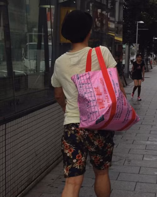 Túi bao tải không chỉ được phái đẹp ưa chuộng...