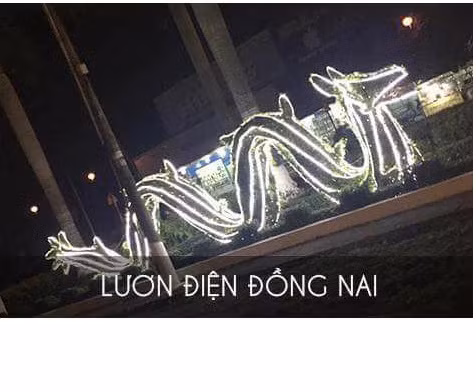 Mô hình rồng ở Đồng Nai lại được dân chế ảnh cho là giống con lươn điện hơn. Ảnh: FB Nguyễn Nhất Huy.