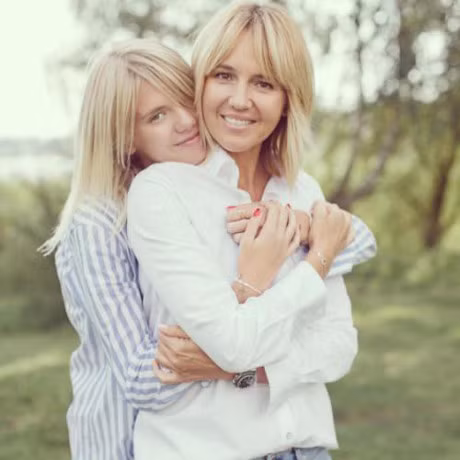 Thêm một trường hợp mẹ và con gái mà trông như chị em khiến nhiều người đối diện phải bối rối. Cặp mẹ con đó là nhà báo kiêm MC người Nga tên Julia Bordovsky (bên phải) và con gái Maria. Bà mẹ 47 tuổi và con gái 18 có ngoại hình giống nhau từ gương mặt cho đến mái tóc.