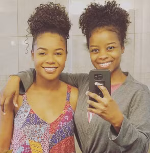 Lại một cặp mẹ con nữa khiến nhiều người lầm tưởng là chị em sinh đôi. Bà Denicia (bên phải) chụp ảnh tự sướng cùng cô con gái 22 tuổi tên Deja.