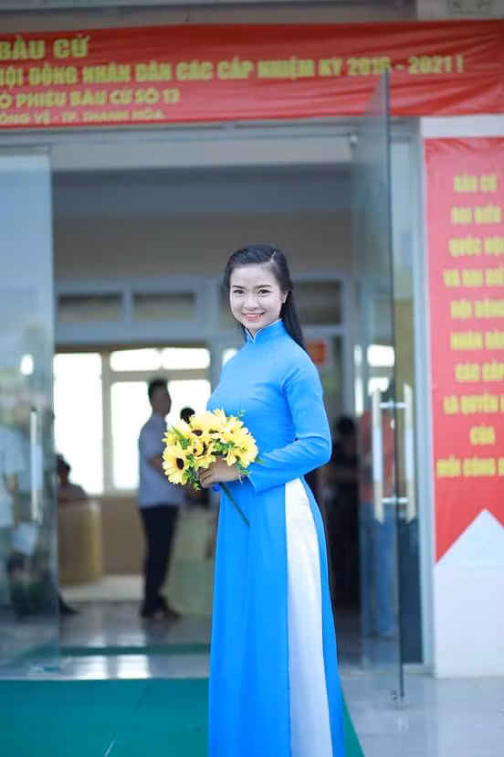 Để có được mái tóc đen óng, mượt mà như vậy, Mai Hoa đã phải mất 7 năm giữ gìn và chăm sóc. Cô thường gội đầu bằng dầu gội từ hương liệu tự nhiên như vỏ bưởi, lá sả, hương nhu hay hoa bưởi...