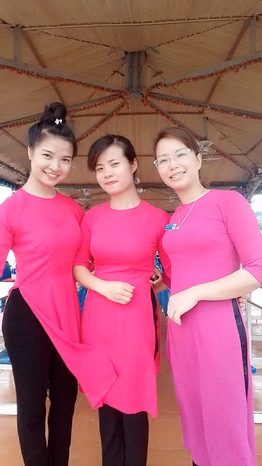 Với Mai Hoa, mái tóc dài chưa bao giờ là trở ngại cho cô trong công việc. Trong những dịp đặc biệt, cô thường để tóc dài buông xõa, nhưng khi đi chơi hay hoạt động cộng đồng cô thường buộc cao hay búi gọn cho tiện.