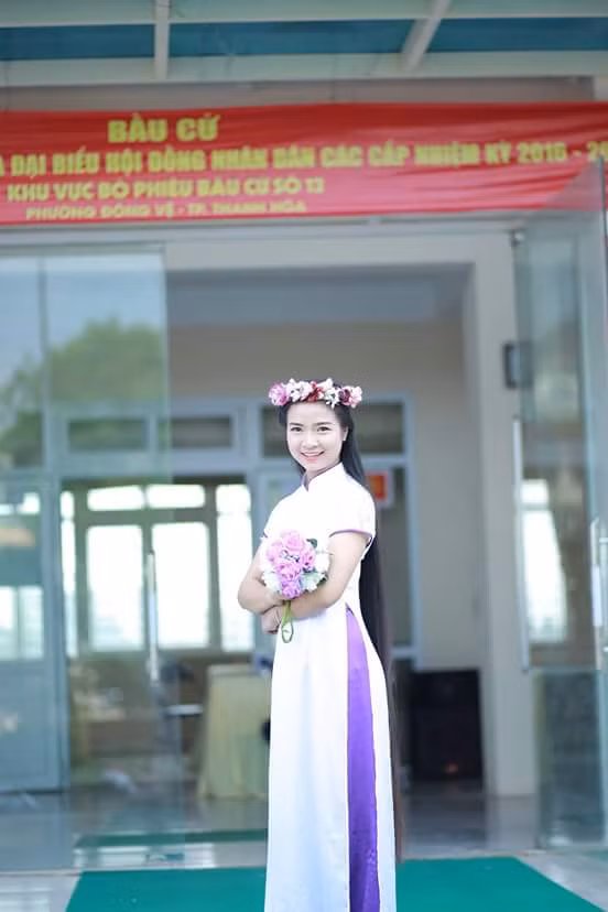 Không chỉ xinh đẹp, Mai Hoa – nữ sinh viên năm cuối khoa Du lịch trường Đại học Văn Hóa, Thể Thao và Du Lịch Thanh Hóa còn gây sốt mạng xã hội mấy ngày nay khi sở hữu mái tóc dài 1m2 mượt mà, óng ả.