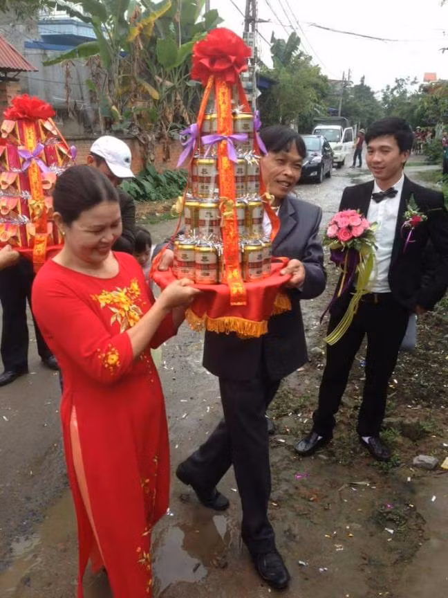 Hình ảnh về đội bê tráp "già nhất Vịnh Bắc Bộ" sau khi được chia sẻ lên mạng đã trở thành chủ đề bàn tán sôi nổi.