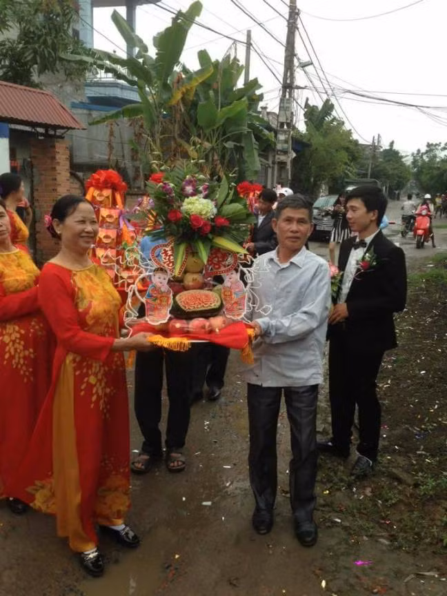 Không ít thành viên tỏ ra ngạc nhiên khi lần đầu được chứng kiến đội bê tráp toàn người lớn tuổi như vậy, bởi trong những đám cưới mà họ được tham dự hay theo phong tục truyền thống thì đội bưng tráp, đỡ tráp đều phải là nam thanh nữ tú chưa lập gia đình.