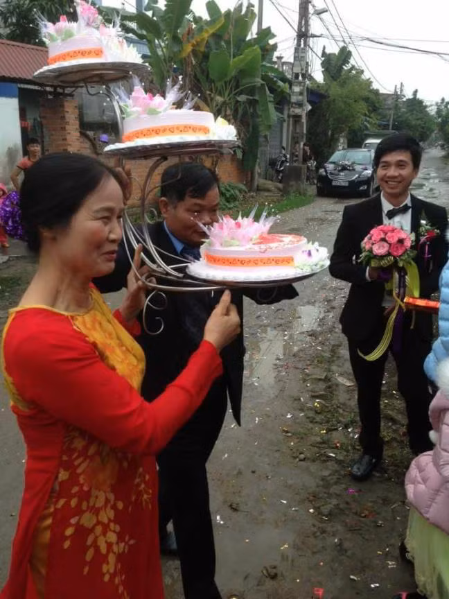 Tuy nhiên, cũng có nhiều thành viên cho rằng phong tục ăn hỏi ở Việt Nam cũng tùy vào từng địa phương. Và có vùng vẫn có quan niệm cho rằng phải là những bậc cha chú trong họ mới được tham gia bê đỡ, tráp.