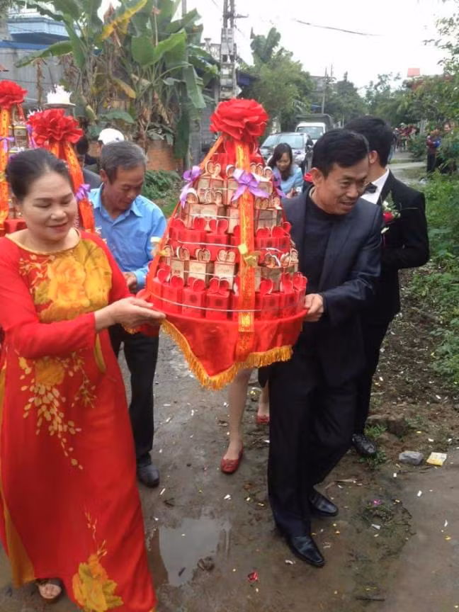 Các ông - bà thuộc dàn bê tráp U50, U60 trong đám hỏi "độc" nhất Việt Nam này đều là những người có quan hệ họ hàng và làng xóm thân thiết với gia đình nhà cô dâu Thu Hiền.