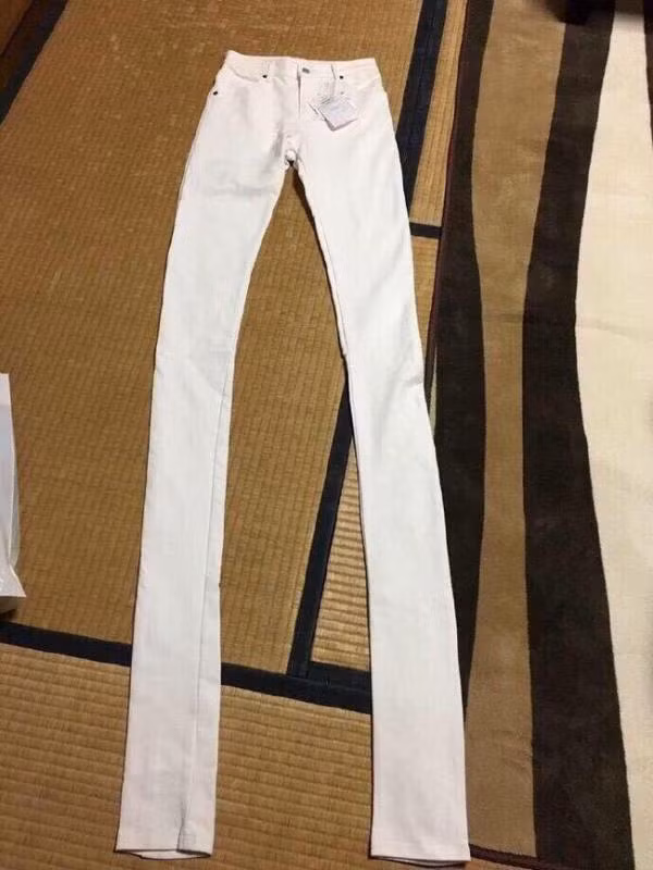 Thực chất không phải nữ khách hàng này quá cao mà là vì chiếc quần huyền thoại này quá dài, khiến khổ chủ không thốt lên lời, đành phải tự động viên mình.