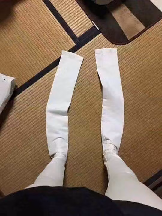 Mặc dù đã có rất nhiều bài học cảnh báo nhưng vẫn có rất nhiều cô gái "dở khóc dở cười" vì mua phải thảm họa thời trang online. Mới đây, một thành viên Facebook chia sẻ hình ảnh về chiếc quần hot nhất Tết 2017 vừa đặt mua cùng dòng status hài hước khiến dân mạng cười lăn cười bò: "Mình mới đặt mua một cái quần trên mạng và nhưng cao quá mặc không vừa nên có ý nhượng lại cho chị em nào thấp hơn để mặc cho đẹp".