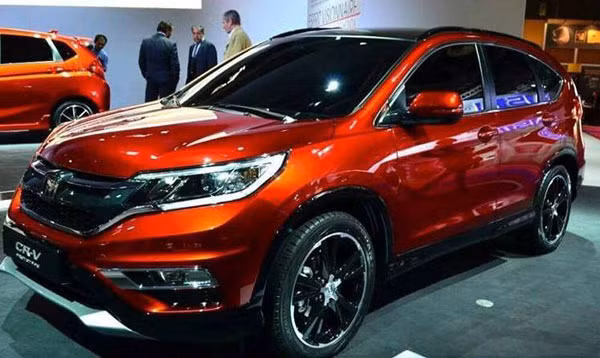 Được biết, đây chỉ là một phần tiền tiết kiệm trong tổng số thu nhập mà chàng trai 9X này có được từ rất nhiều công việc khác nhau: viết sách, kinh doanh, dẫn chương trình, giảng dạy kỹ năng mềm... Sơn còn có thói quen tặng quà cho bố mẹ mà không cần phải nhân một dịp đặc biệt hay ngày kỷ niệm nào. Trong ảnh là chiếc xế hộp Sơn Paris mua tặng sinh nhật bố.