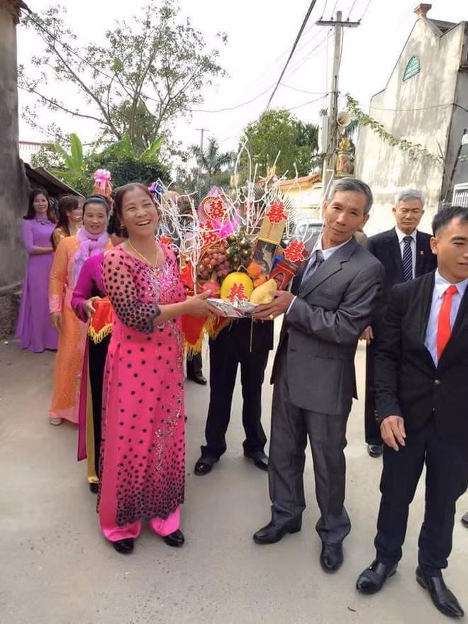 Khác với hình ảnh quen thuộc trong các đám ăn hỏi ở Việt Nam với đội hình bê tráp toàn nam thanh, nữ tú, đám hỏi được cho là ở Hưng Yên này lại gây chú ý với hình ảnh toàn những người lớn tuổi quần là áo lượt bê tráp cho đôi uyên ương.