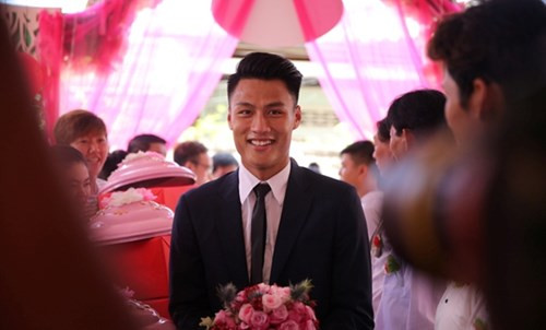 Giữa tháng 6/2016, dân mạng cũng từng sốc trước đội hình bê tráp cực "độc" trong lễ ăn hỏi của cặp đôi cầu thủ - chân dài Mạc Hồng Quân và Kỳ Hân tại quê nhà của người đẹp ở Sóc Trăng.