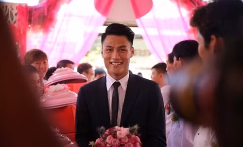 Giữa tháng 6/2016, dân mạng cũng từng sốc trước đội hình bê tráp cực "độc" trong lễ ăn hỏi của cặp đôi cầu thủ - chân dài Mạc Hồng Quân và Kỳ Hân tại quê nhà của người đẹp ở Sóc Trăng.