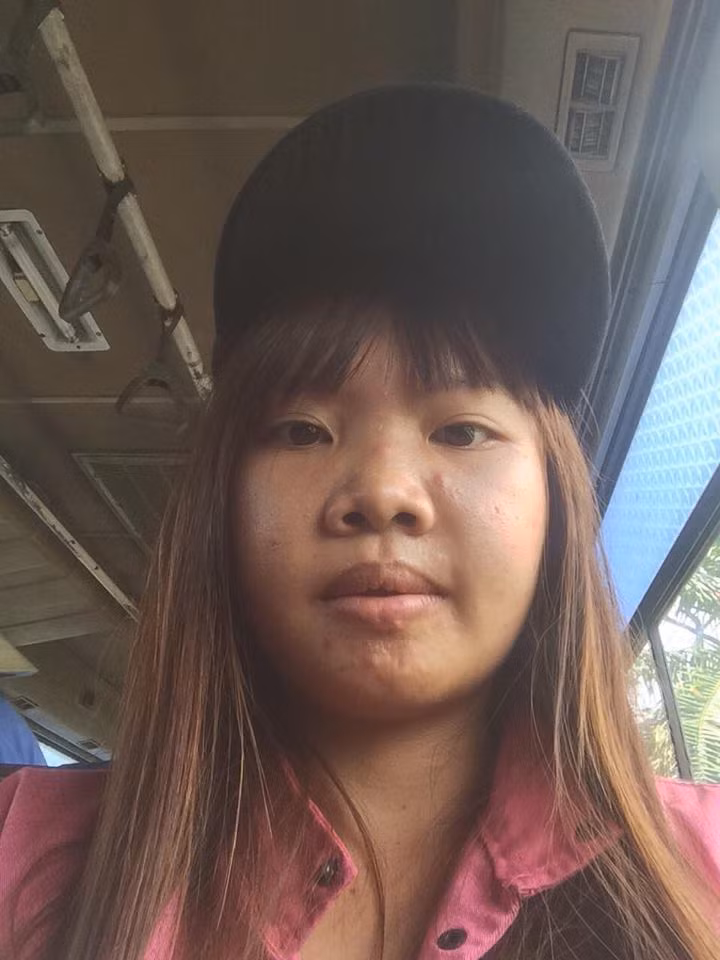 Những buồn tủi dồn nén lâu ngày khiến Kim Phượng quyết định từ bỏ cuộc sống hôn nhân, một mình nuôi cô con gái xinh xắn và làm phẫu thuật thẩm mỹ để tự tin hơn trong cuộc sống. Kim Phượng cho biết: "Mình có từng xem chương trình Thay đổi cuộc sống (Change Life) và mong muốn muốn tham gia nhưng rất tiếc là chương trình không có mùa 3. Tuy nhiên, không vì thế mà mình từ bỏ ý định nhờ đến sự can thiệp của dao kéo để "lên đời" nhan sắc".