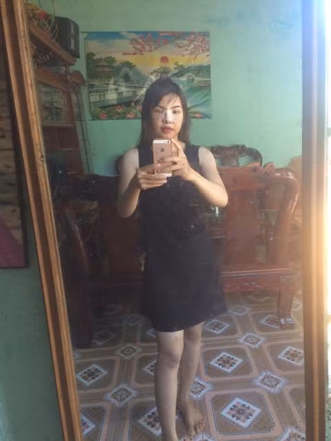 Câu chuyện làm đẹp của Kim Phượng sau khi được chia sẻ lên mạng đã nhanh chóng trở thành chủ đề bàn tán của hội "chị - em". Bên cạnh những lo ngại cho sức khỏe của nữ nhân vật chính, cũng có không ít người gửi lời động viên và ủng hộ Kim Phượng. Thành viên H.I.T bày tỏ: "Mình biết mình xấu chỗ nào thì mình sửa chỗ đó để mình ngày càng đẹp. Đó là những người có ý thức về cái đẹp, còn em chỉ sợ những bạn xấu mà vẫn cứ nghĩ mình đẹp thôi".