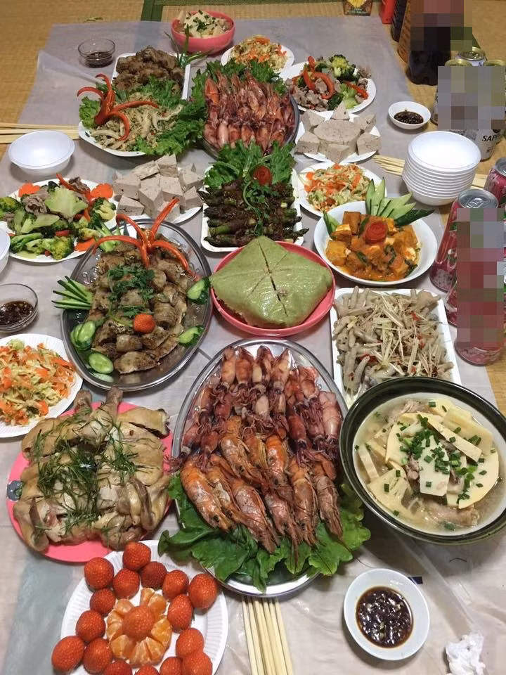 Tỏ ra không thua kém gì cô gái trẻ, nhiều chị em cũng thi nhau khoe mâm cỗ tự nấu tinh tươm và đẹp mắt.