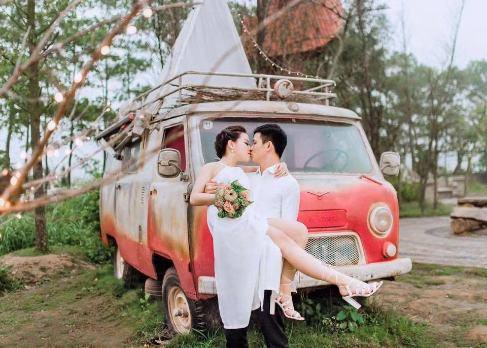 Trước đó, DJ Thảo Nguyên và người bạn đời của mình đã nhận được rất nhiều lời chúc phúc từ bạn bè khi chia sẻ bộ ảnh cưới cực lãng mạn.