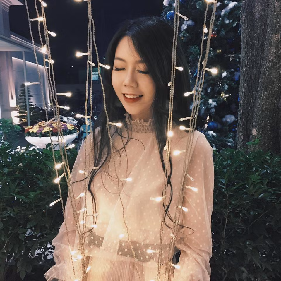 Không khó để tìm ra trang Facebook cá nhân của cô gái cô gái có 7 giây "sống ảo" trong clip gây sốt này. Số lượng người theo dõi mà cô nàng này sở hữu lên đến hơn 82.000 người, không thua kém bất kỳ hot girl nào.