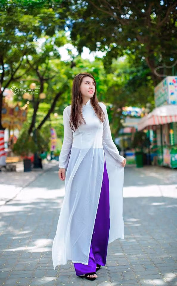 Dù đã xinh đẹp hơn trước, song Quách Thị Kim Phượng vẫn có những nỗi niềm thầm kín ở trong lòng trước những định kiến và dị nghị của người đời. Mới đây, bà mẹ trẻ còn phải lên tiếng bác bỏ tin đồn đang hẹn hò với một thiếu gia giàu có và chuẩn bị kết hôn sau 6 tháng yêu đương. Cô khẳng định chưa có người yêu chứ nói gì đến chuyện lấy chồng.